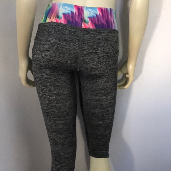 Strappy Sports Bra and Capri Workout Leggings Set - Picture 3 of 8